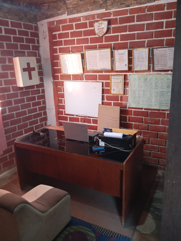 Oficina con certificados y permisos oficiales